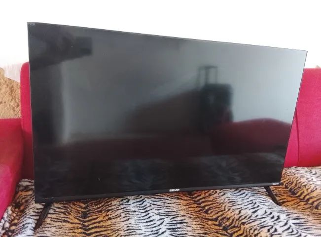 Televisão Semp Roku 32 polegadas com defeito na tela para trocar mais está funcionando 