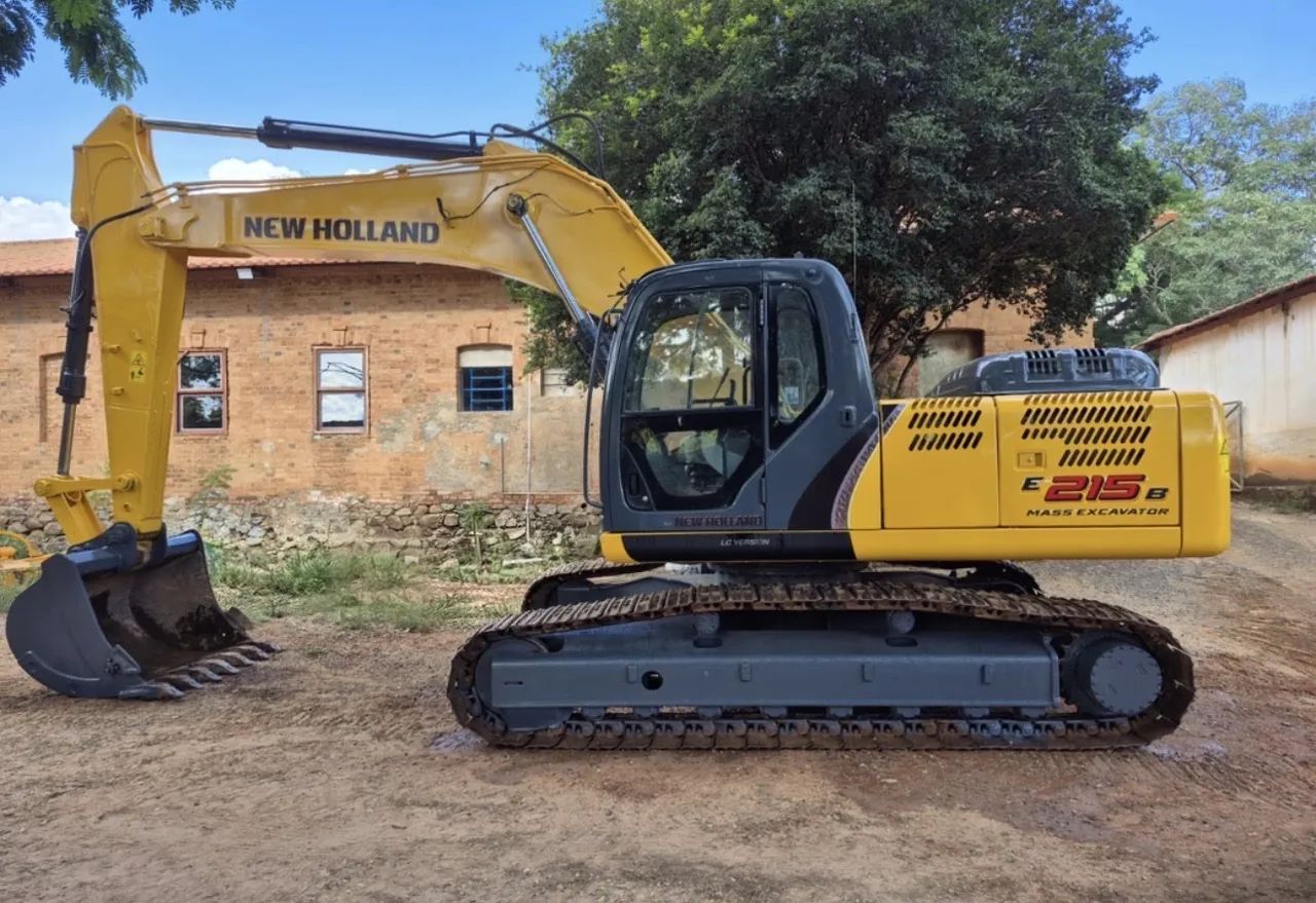 Escavadeira New Holland E 215 B ano 2014, com 5.000 horas, ar condicionado, em SP