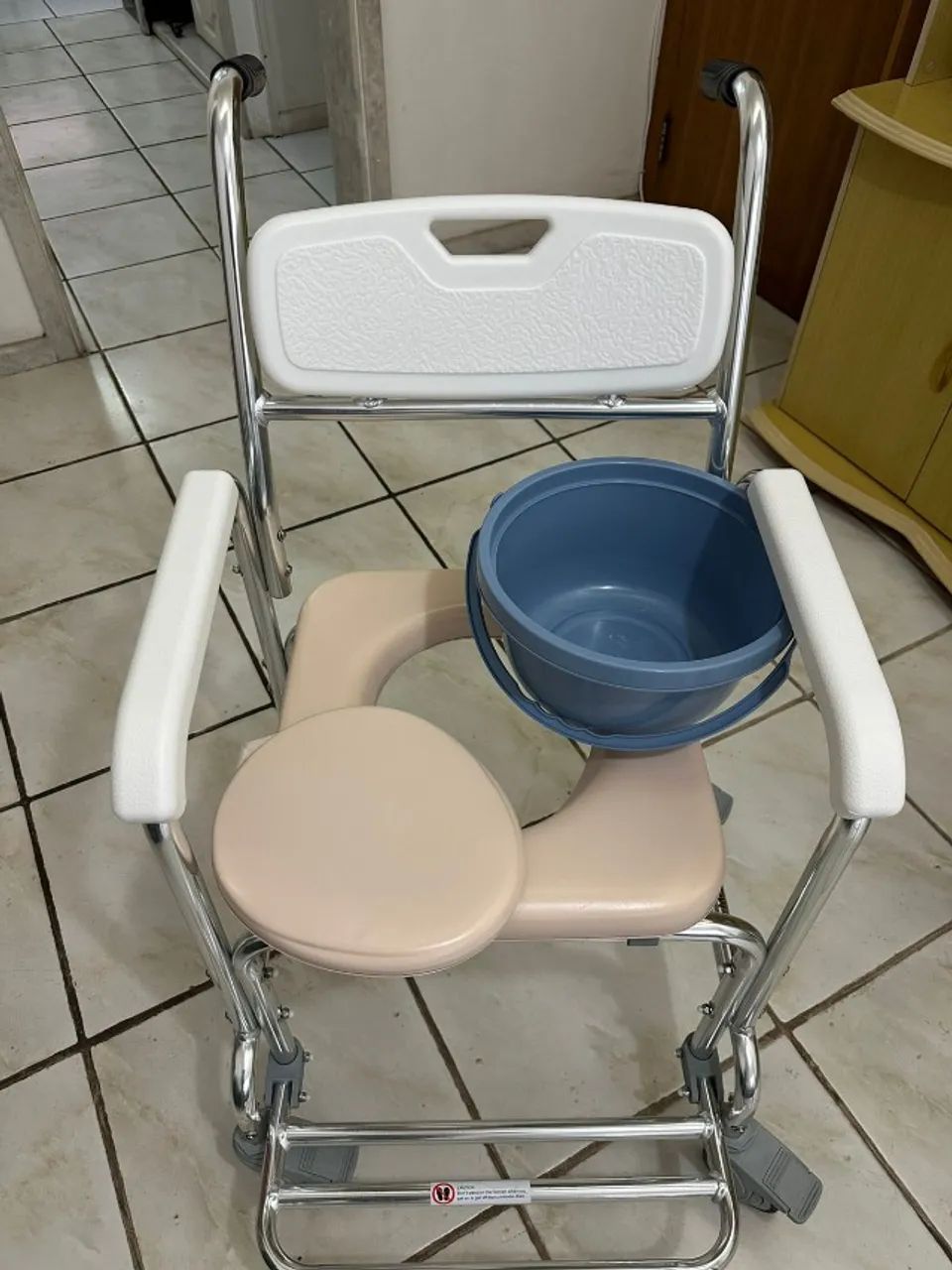CADEIRA DE BANHO EM ALUMINIO SEM USO  Modelo com assento acolchoado, rodas e balde coleto