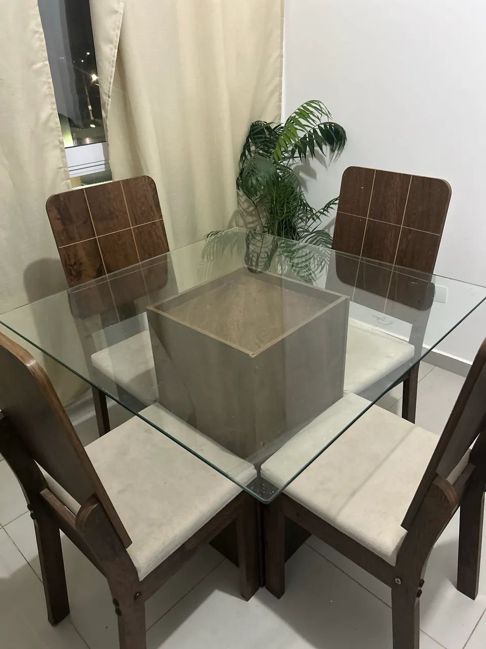 Mesa jantar de vidro com 4 cadeiras estofadas  - Foto 5
