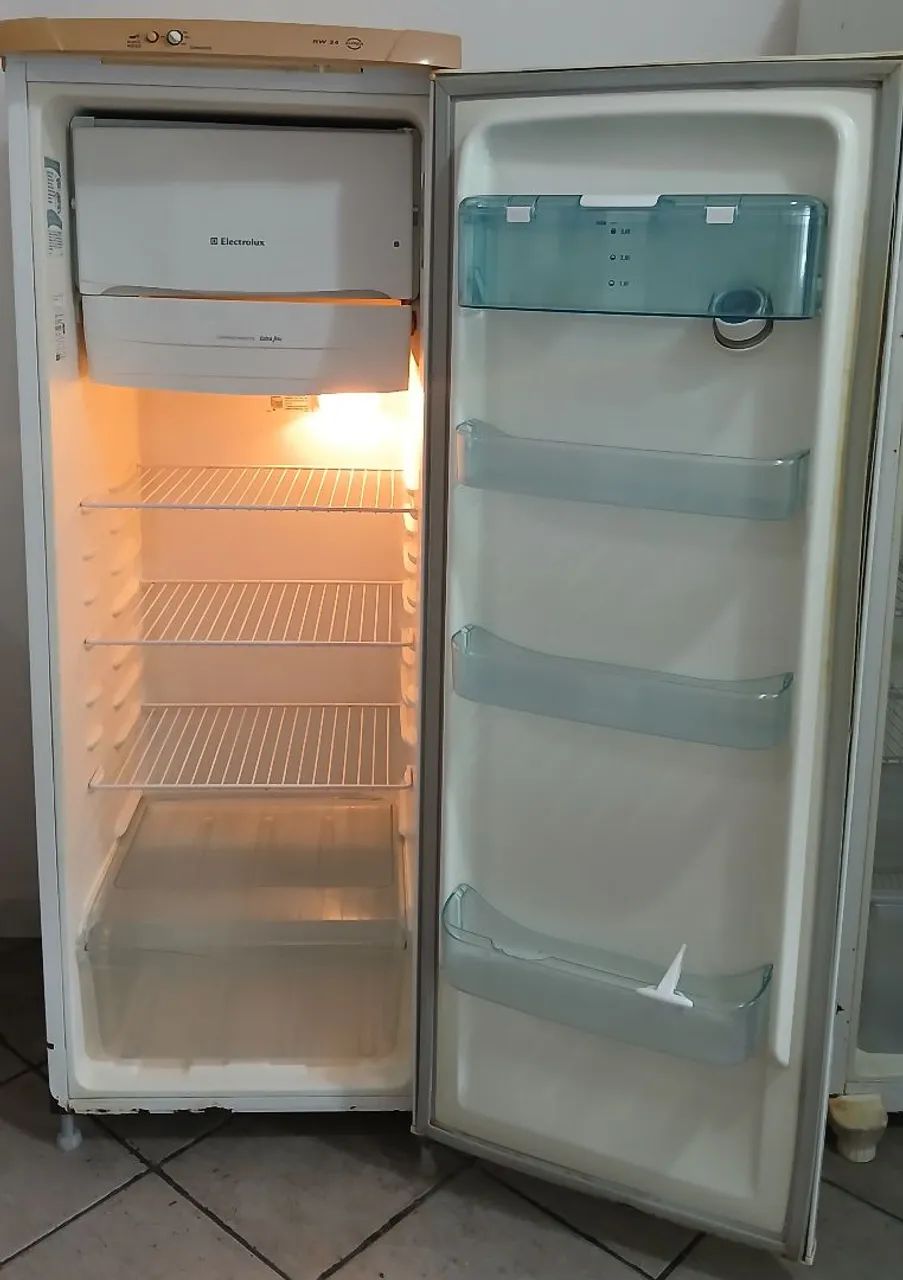 Geladeira Electrolux 262L 220V com Dispenser - COM DEFEITO - Foto 2