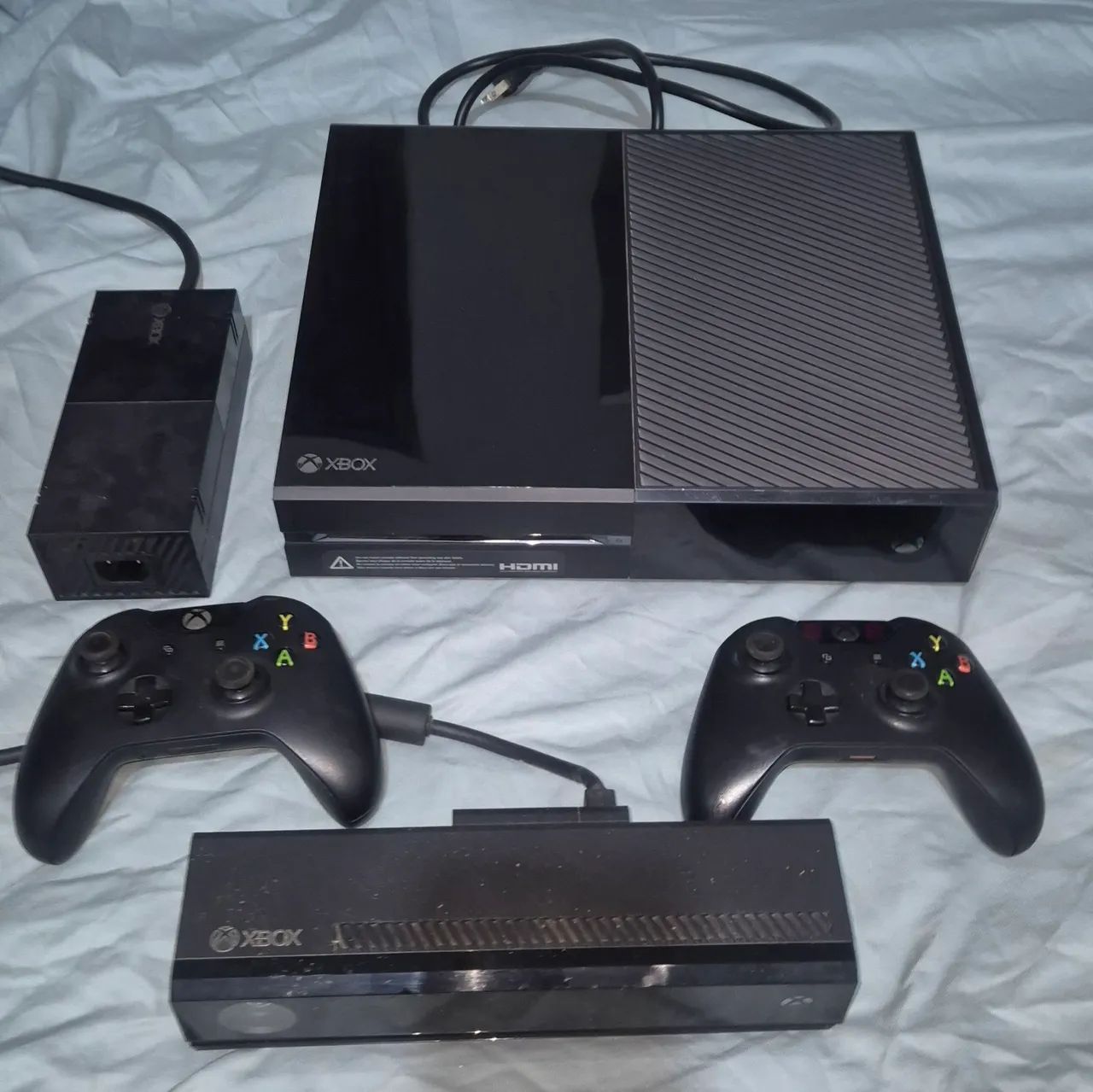 X BOX ONE 500GB, 2 controles, Fonte, cabos  KINECT e 9 CD de jogos