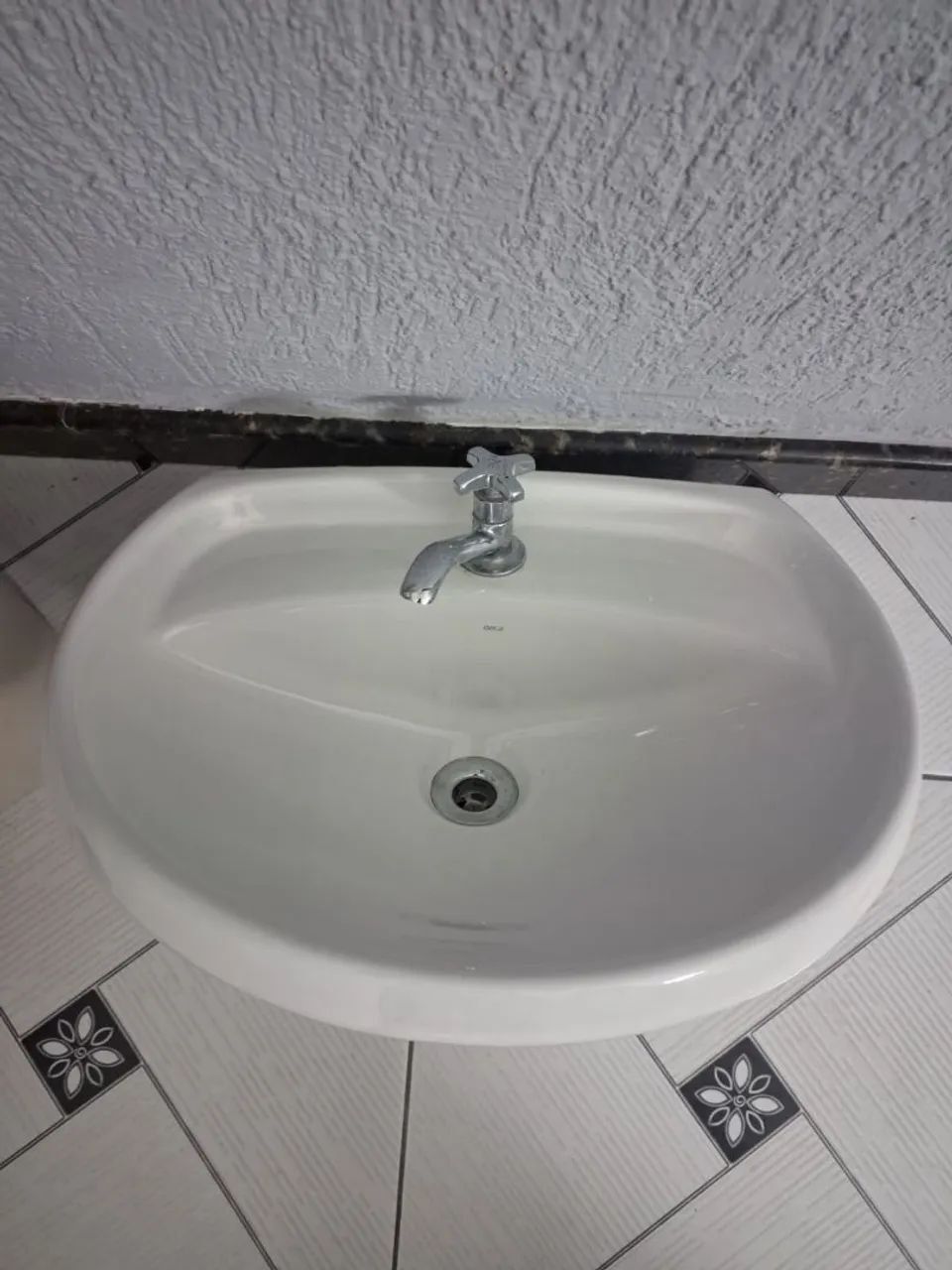 Lavatório com torneira