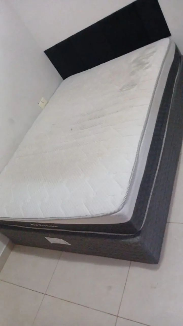 Cama de casal com o colchão. Tem os pes. 
