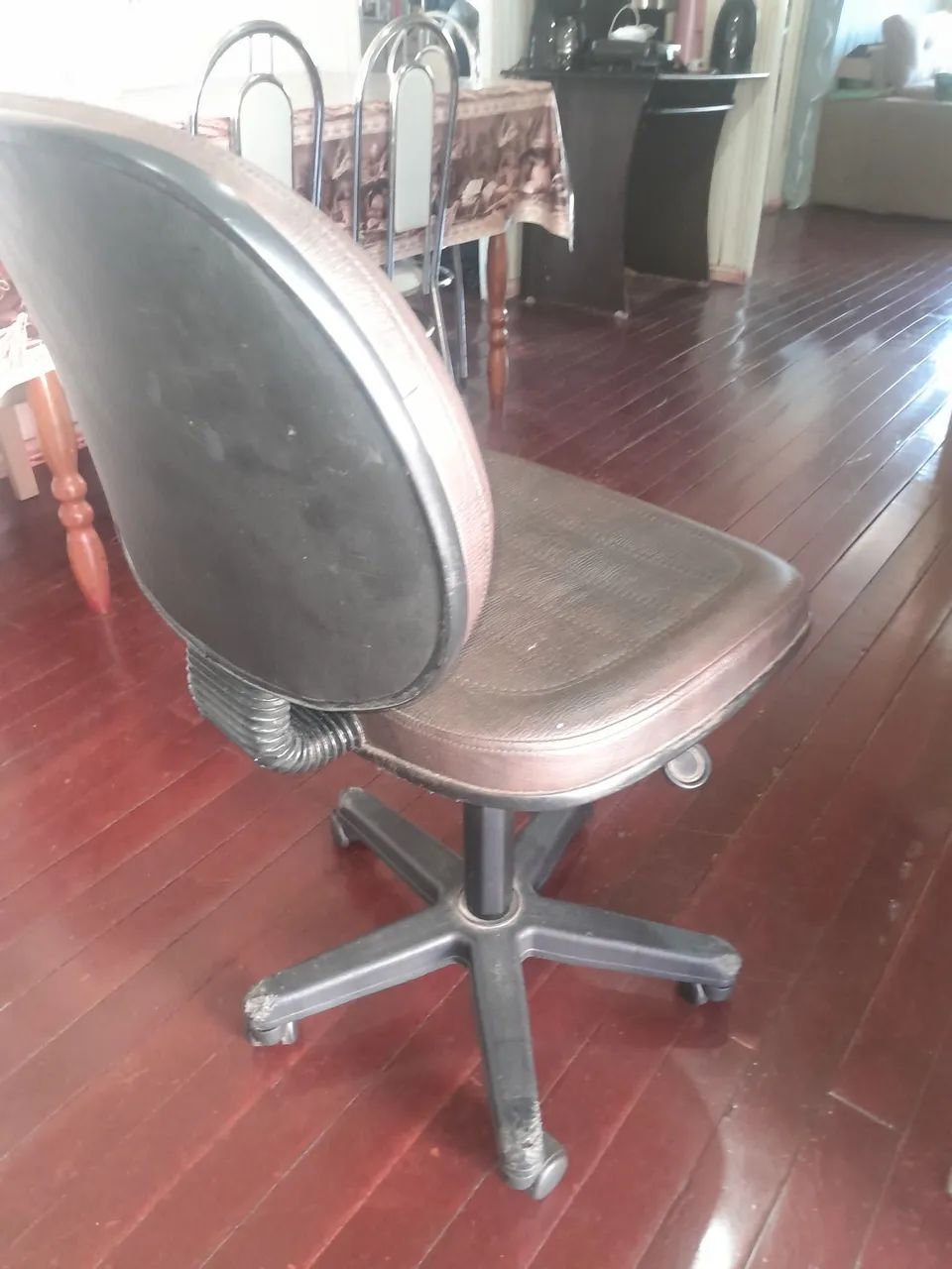 Cadeira de couro sintético usada - Foto 2