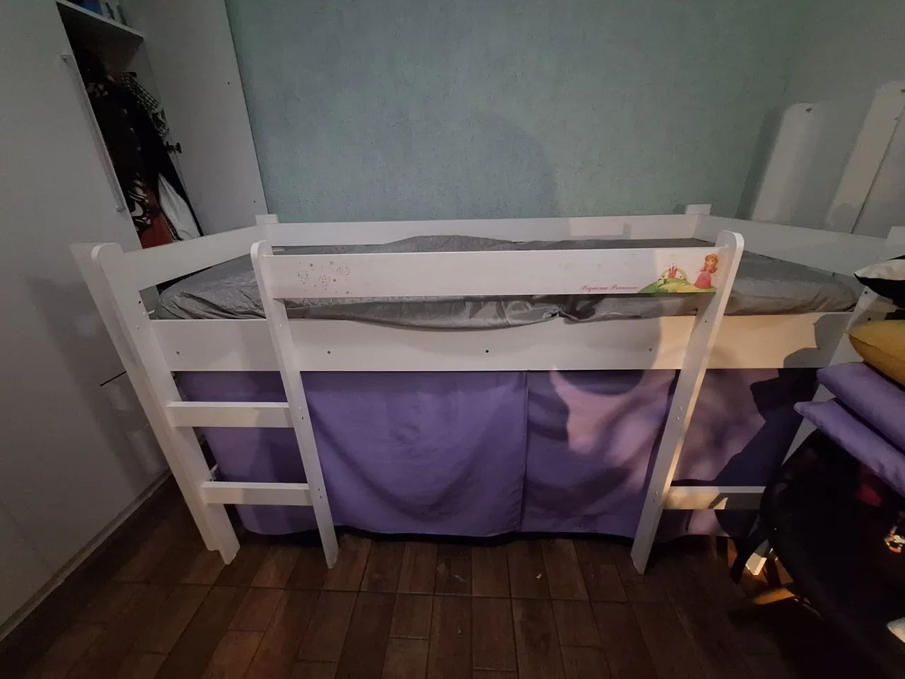 Cama Infantil Elevada com Escorregador, Escada, Cortina Roxa e Colchão - Foto 4