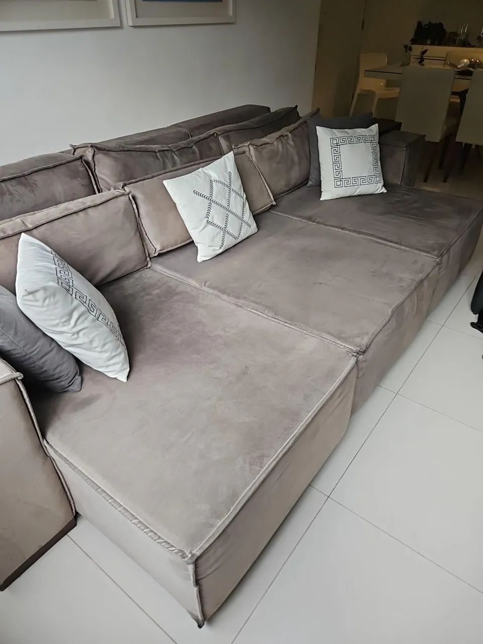 Vendo sofá de 3 lugares com chaise em bom estado ! - Foto 2