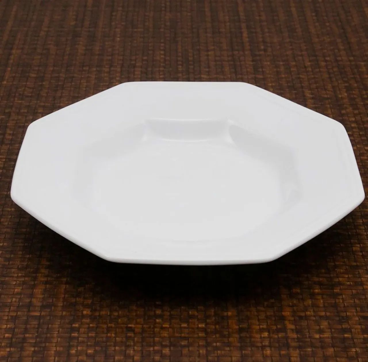 Pratos brancos octagonal