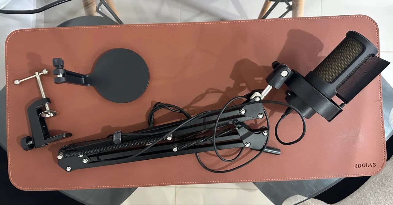 Microfone FIFINE Ampligame A8 com Suporte de mesa (parcelo e entrego)