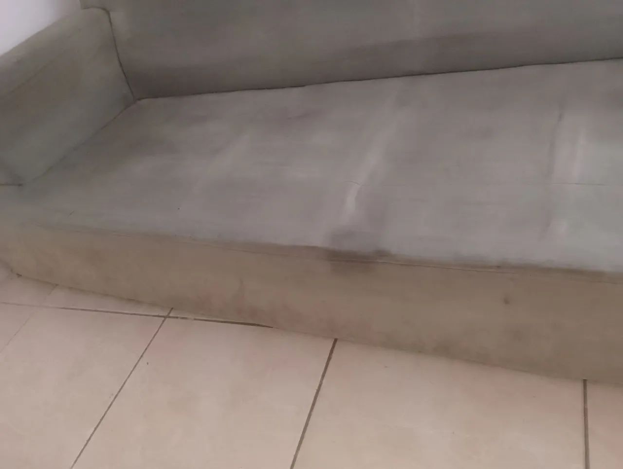 Sofá grande cabe 5 pessoas sentada 