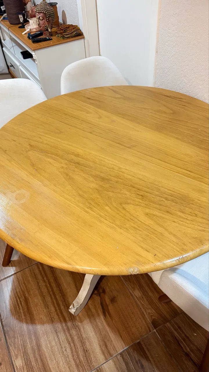 Mesa de madeira com quatro cadeiras giratórias de linho - Foto 4