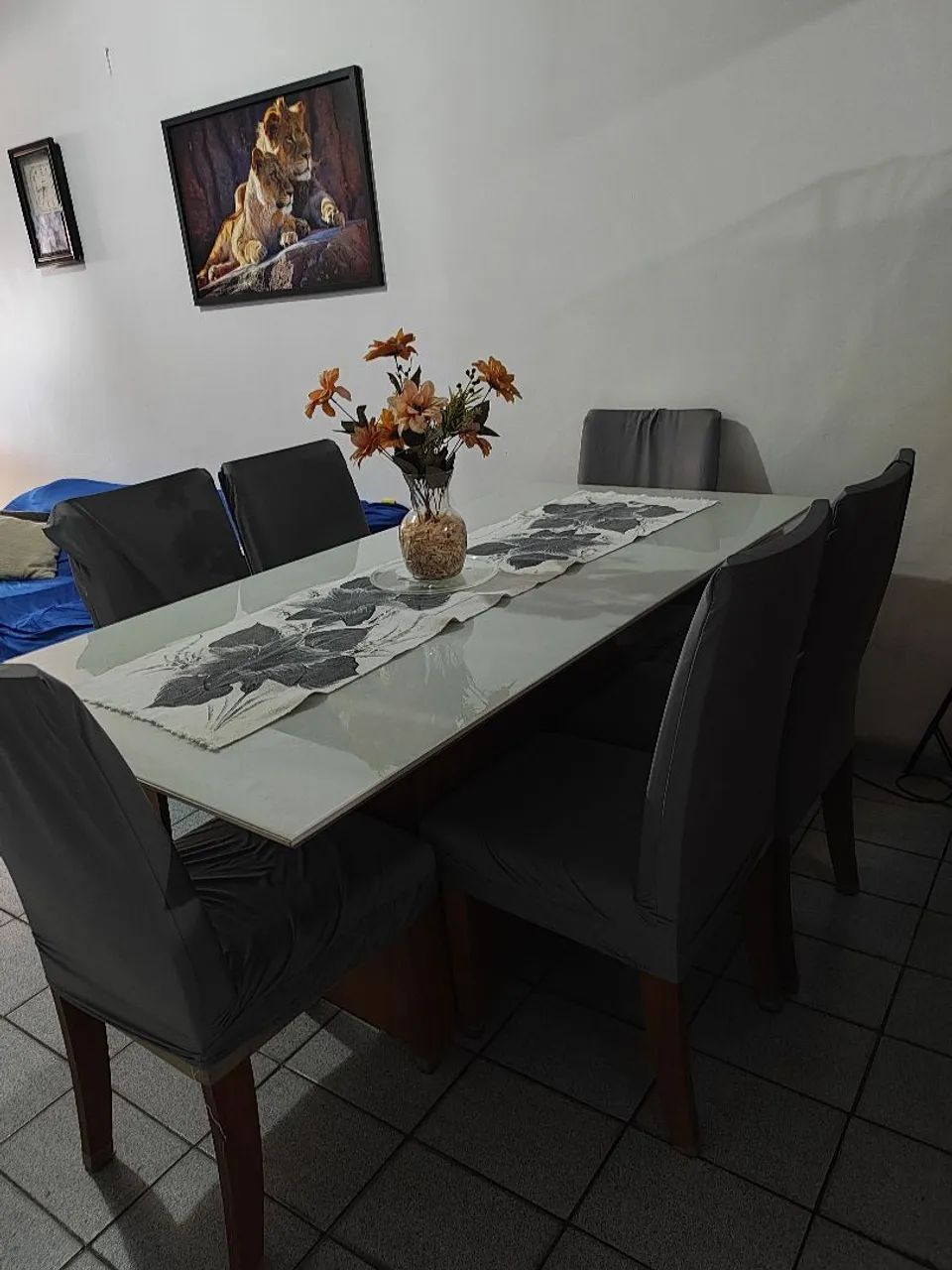 Vendo mesa com 6 cadeiras semi nova