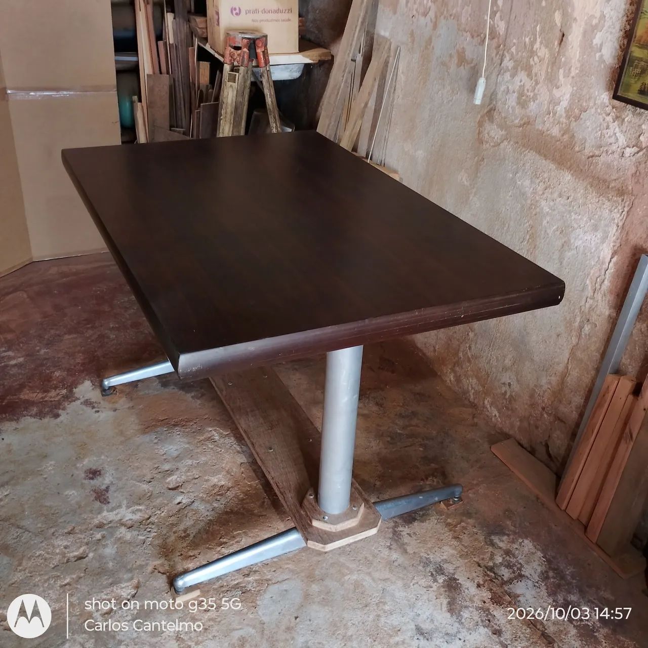 Mesa de madeira com pés de aluminio.