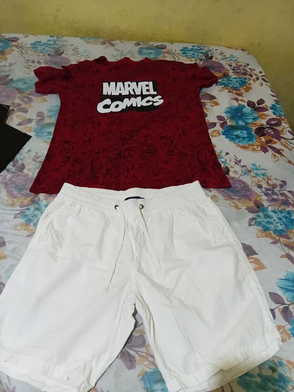 Uma camisa e uma bermuda 
