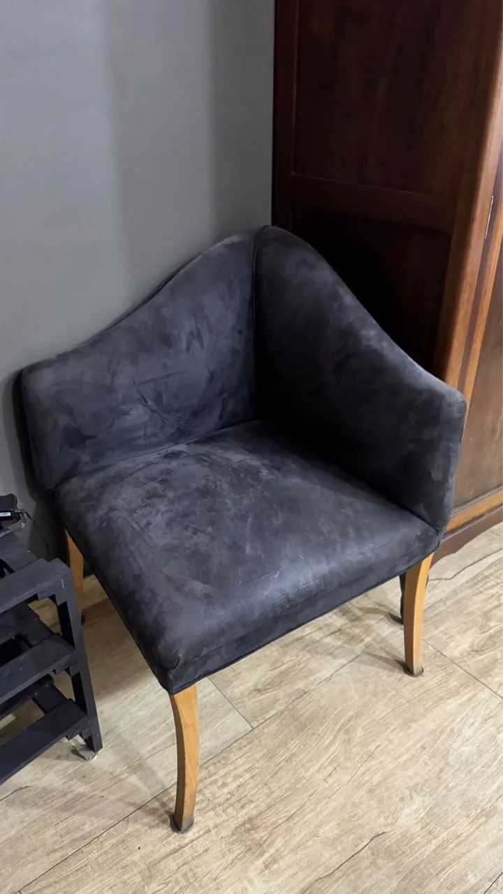 (PROMOÇÃO) Poltrona Estofada Grafite com Pés de Madeira - Moderna e Elegante