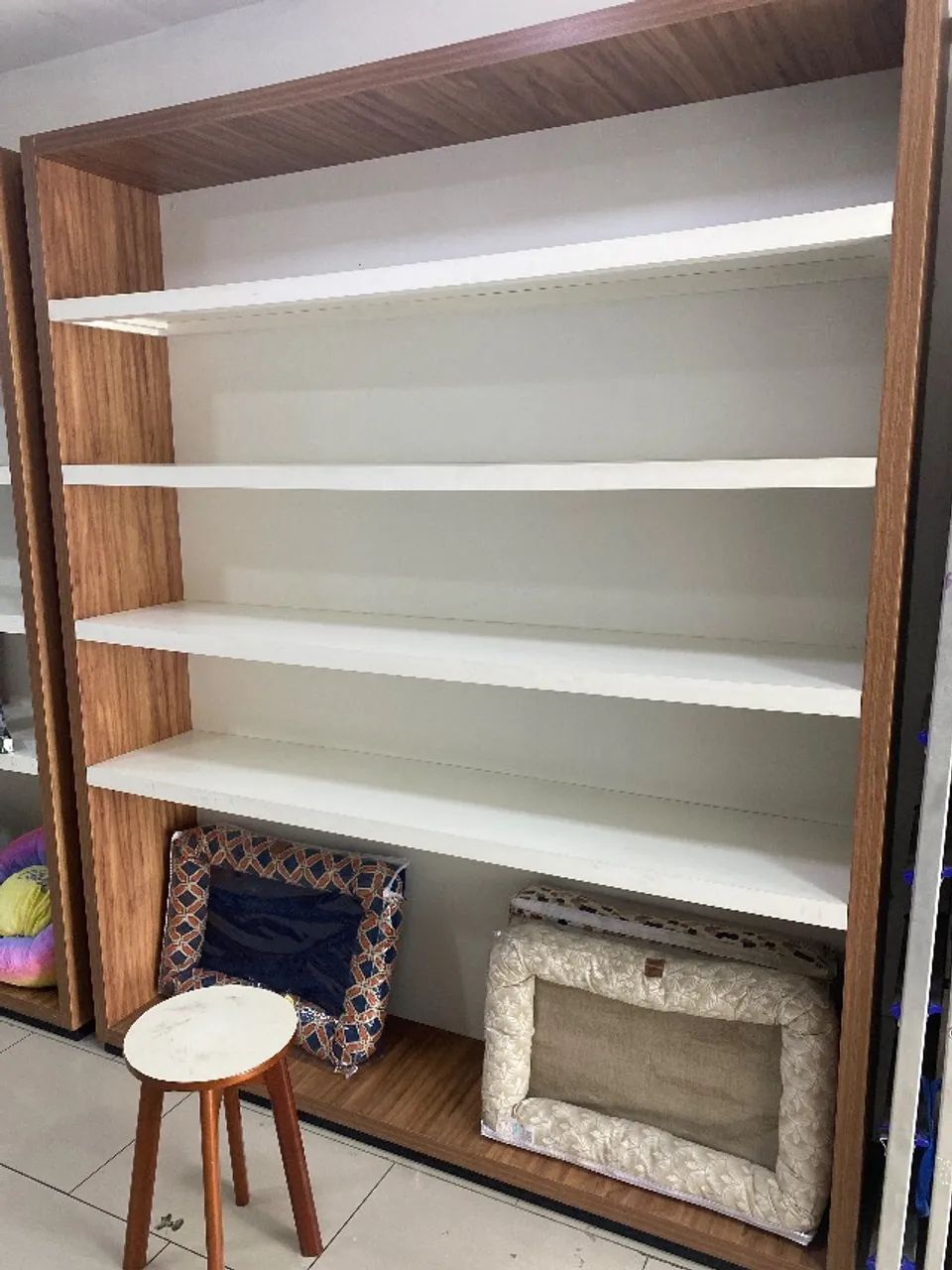 Estante expositores em MDF - Foto 2