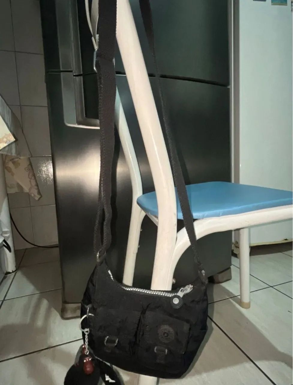bolsa transversal preta da Kipling  - Foto 4