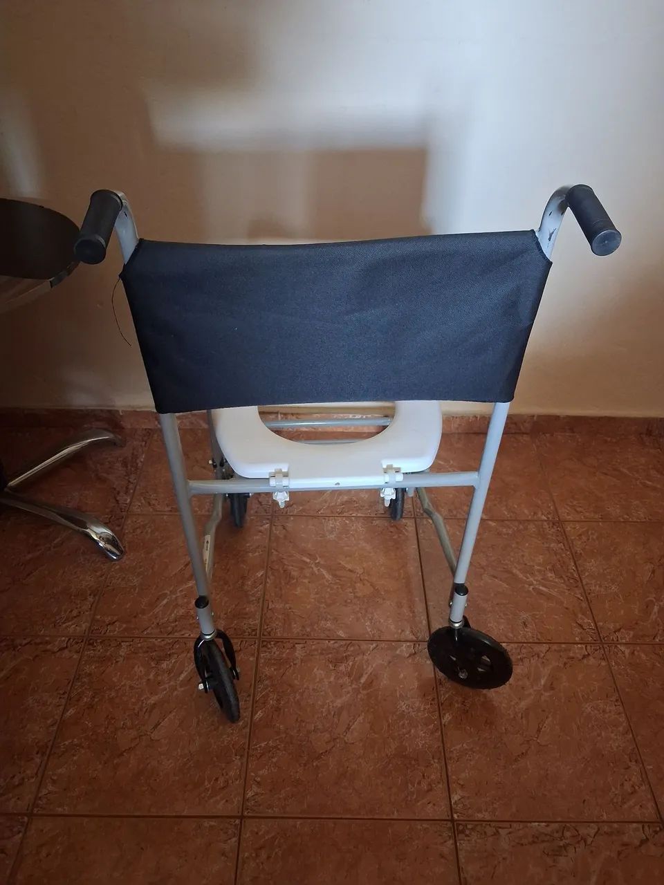 CADEIRA DE BANHO COM RODINHAS  - Foto 3