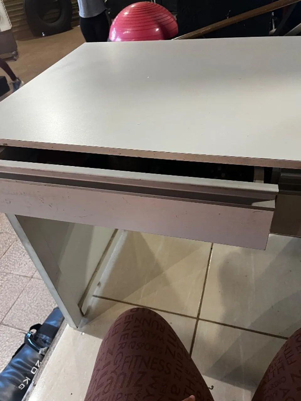 Vendo mesa e escrivaninha - Foto 4