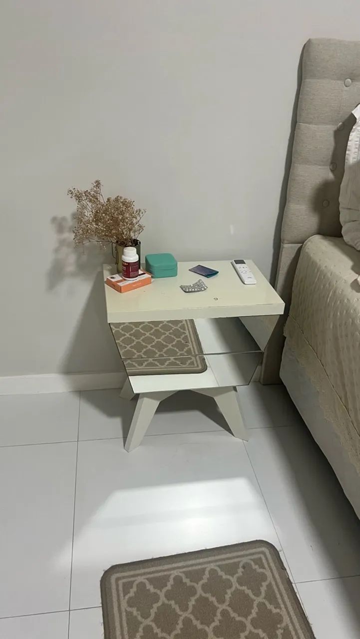 Mesa de cabeceira / mesinha / criado mudo