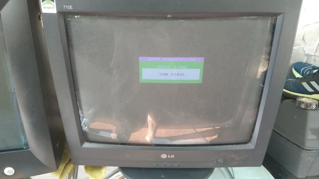 Vende- 2 monitores de tubo um da marca dell o outro da marca lg ambos 14 polegadas - Foto 2
