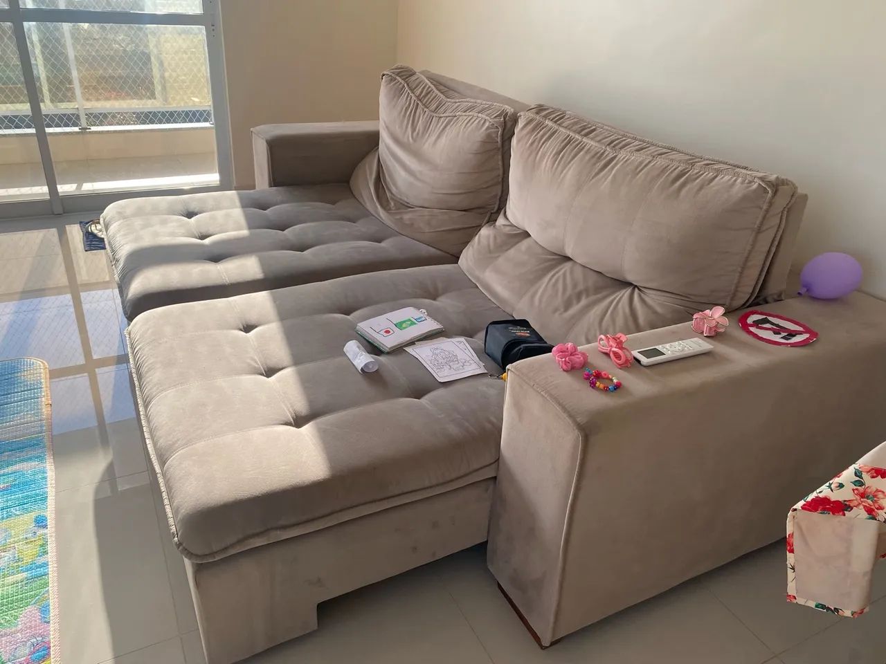 Sofá Retrátil Grande Bege com Chaise - Confortável