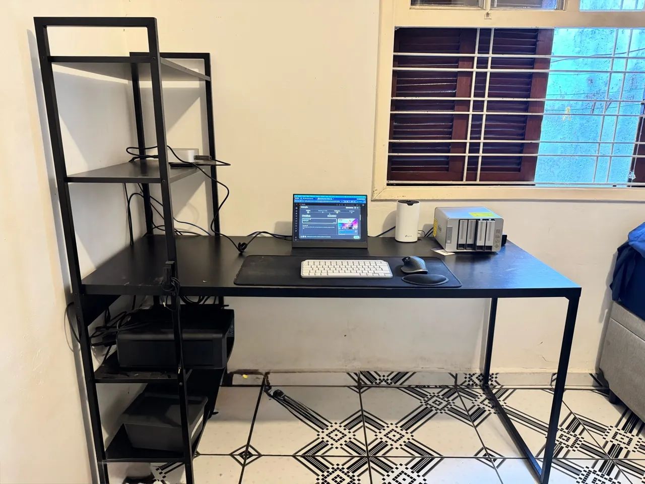 Mesa escritório preta com estante - Foto 2