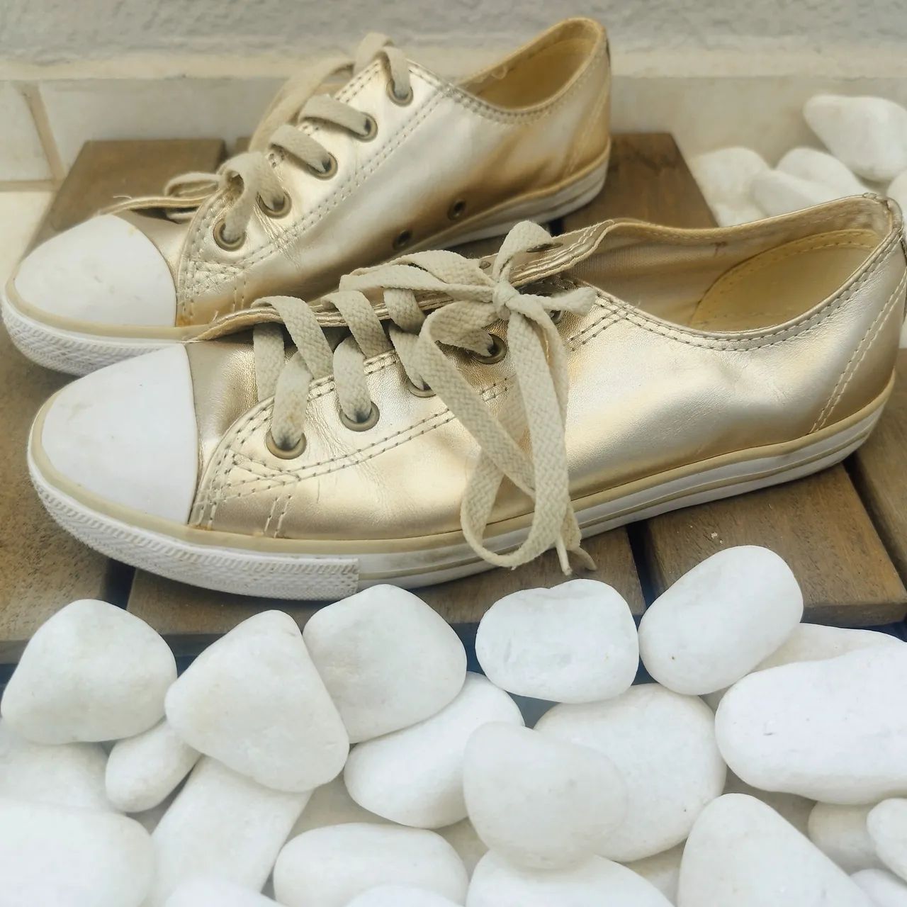 Converse dourado couro 