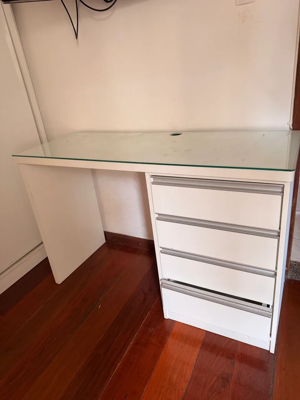 Mesa mdf branca planejada com tampo de vidro 400$ - Foto 4