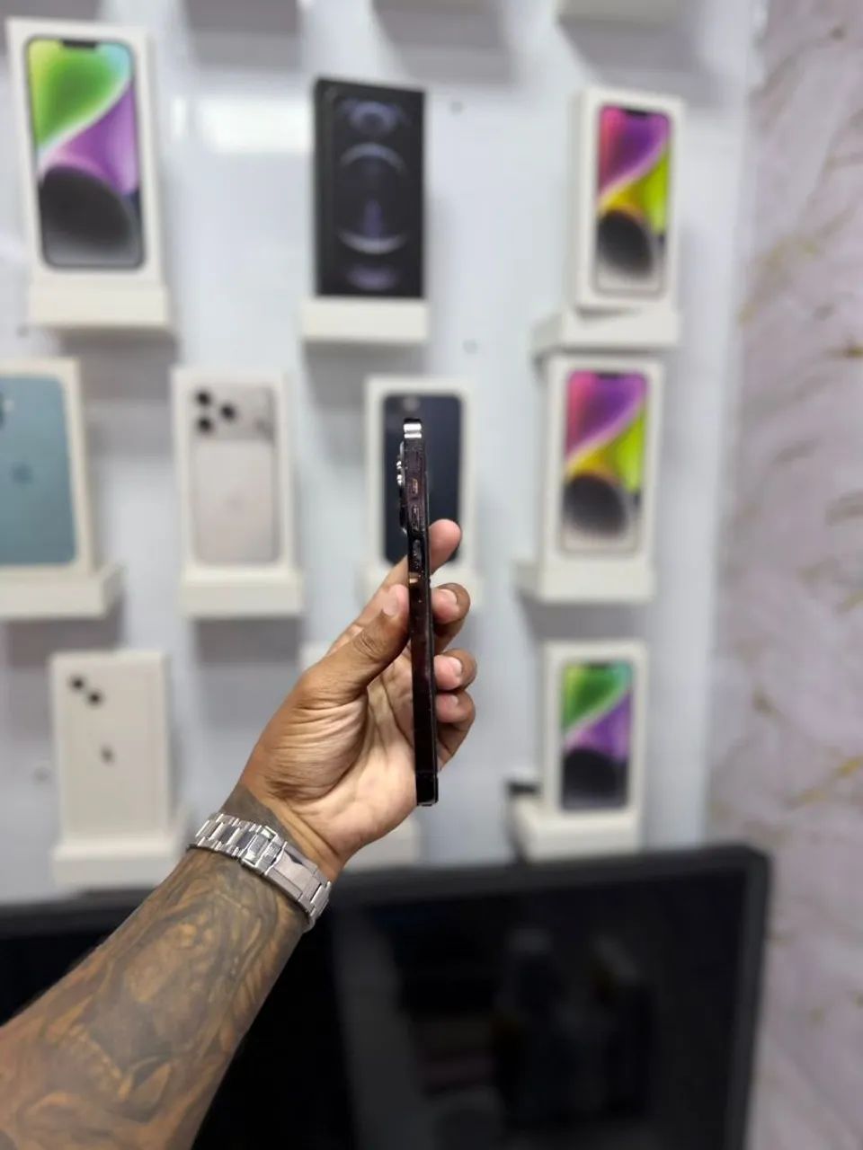 IPHONE 14 PRO MAX 128GB<br>TELA NOVA<br>R$ 2.499,00 - Foto 4
