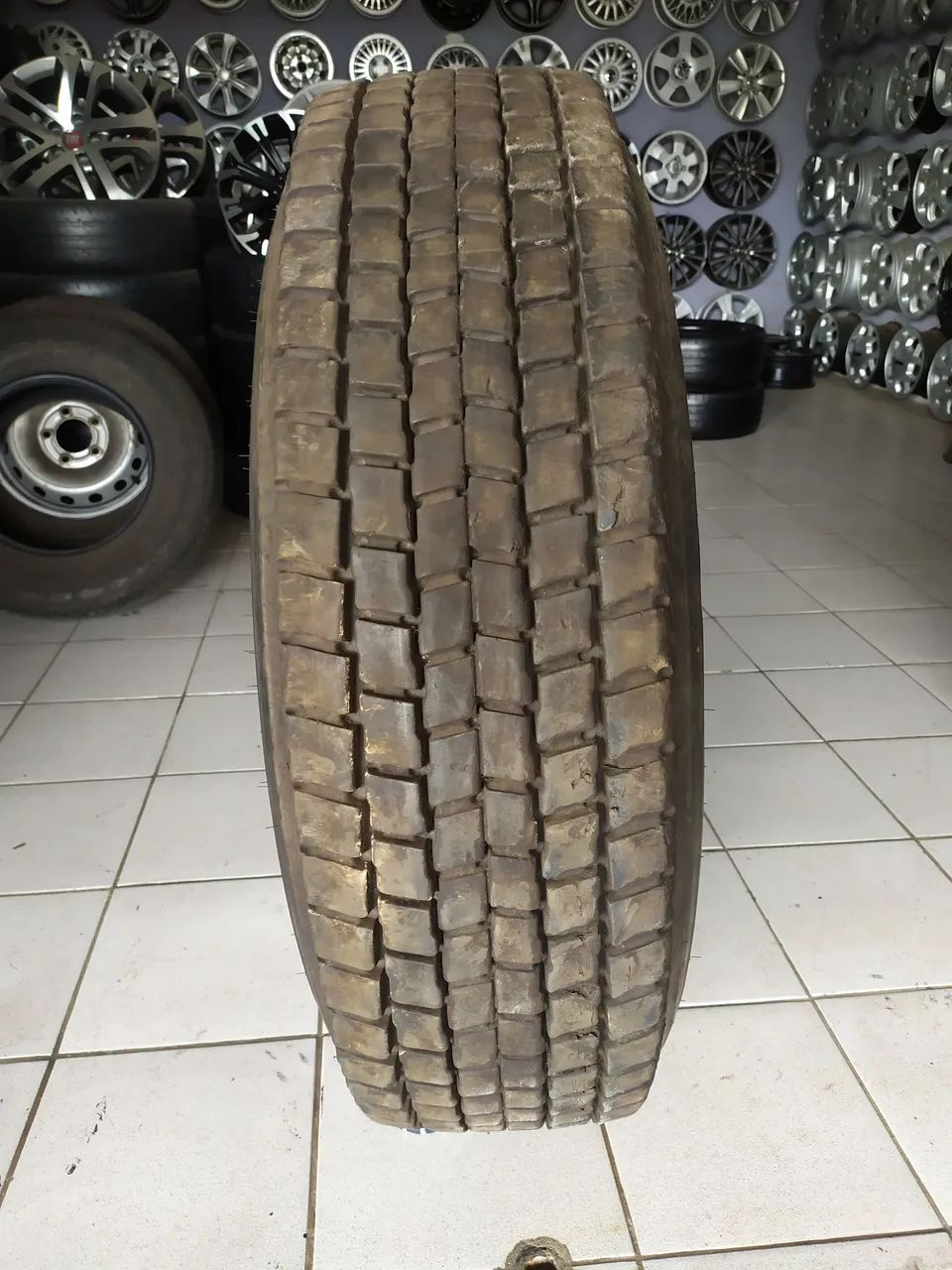 Pneu 295 /80 R 22.5 com roda seminovo - Foto 4