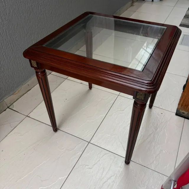 Mesa de canto em mogno