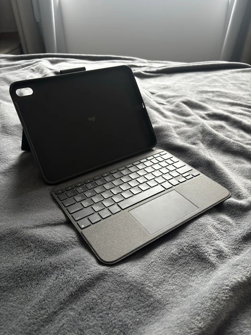 Capa teclado logitech - combo touch - para iPad 10ª geração 