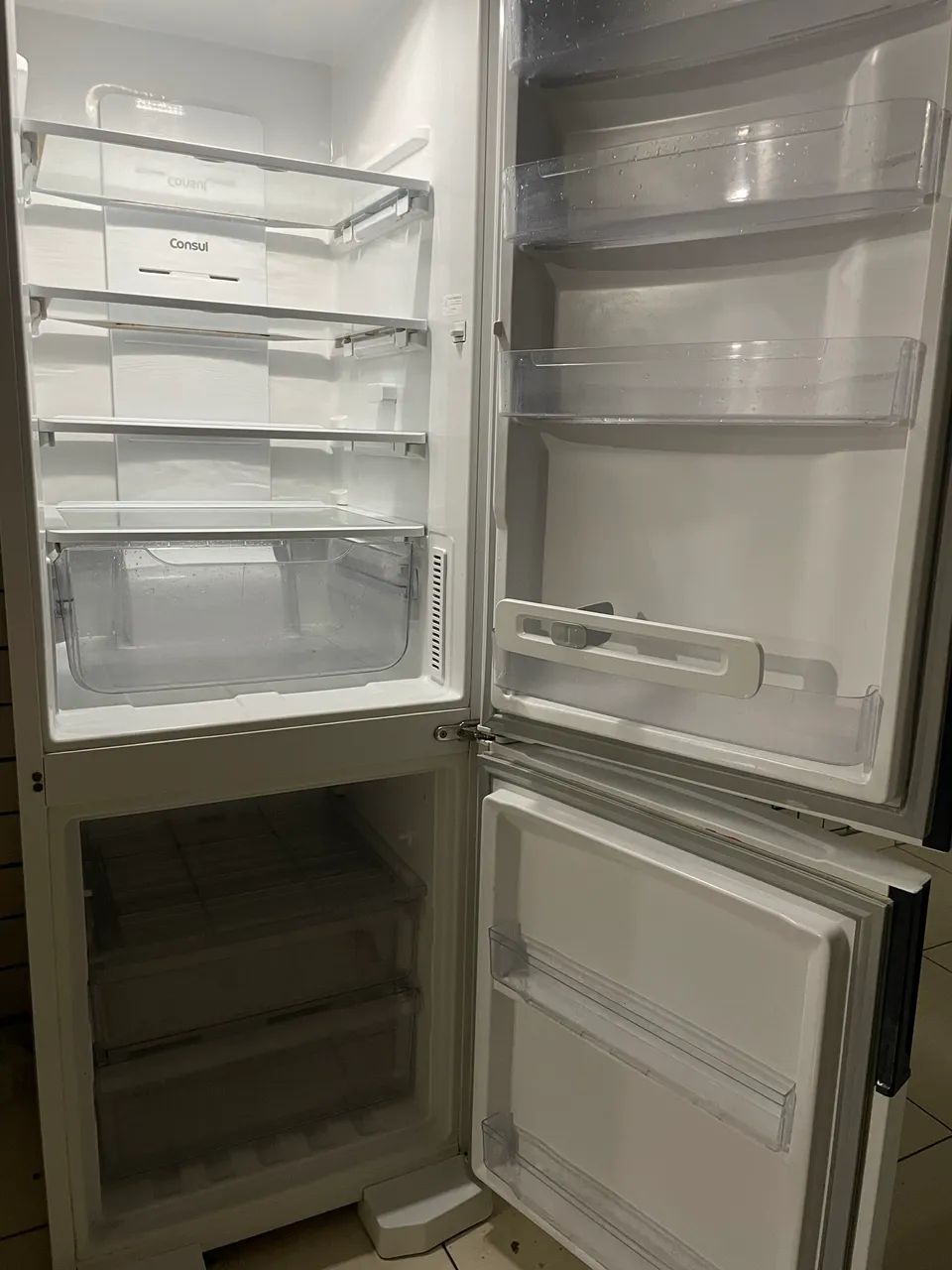 Vende-se geladeira cônsul 2 portas frost free com freezer embaixo  - Foto 2