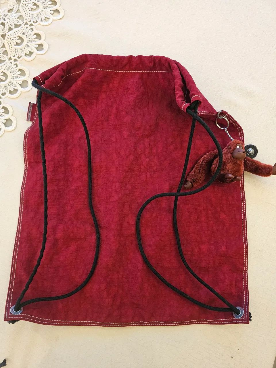 Mochila saco Kipling vermelha com macaquinho - Foto 2
