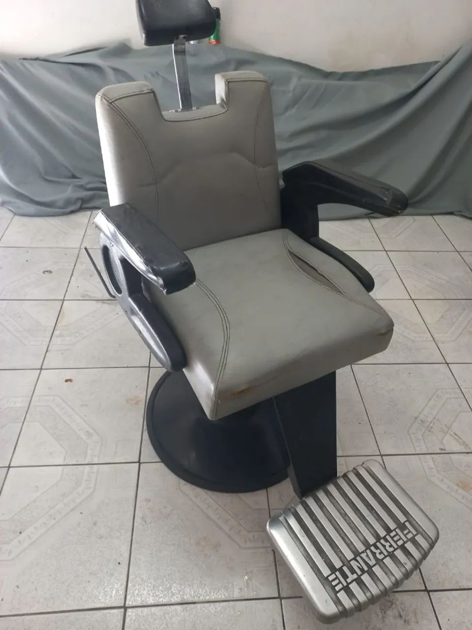 Cadeira de Salão de Barbeiro e Cabeleireiro Marca Ferrante