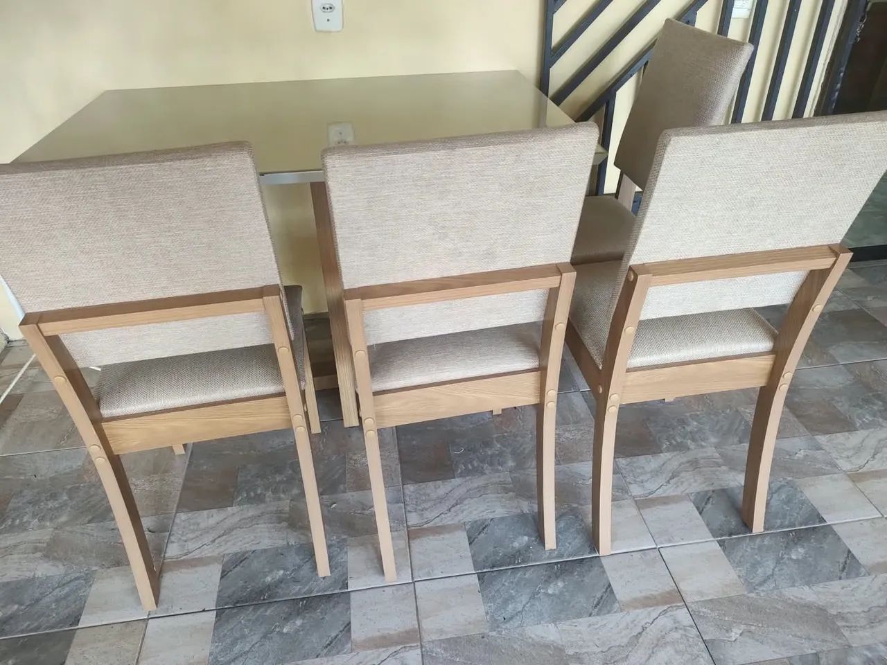 Estou vendendo está mesa de 4 cadeiras  - Foto 3