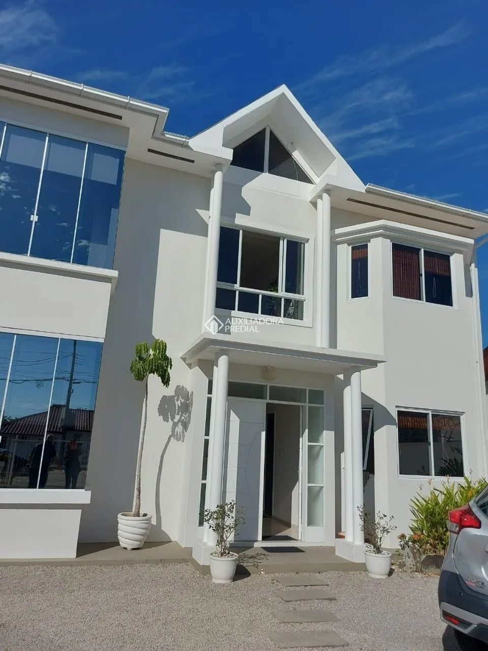 Casa transformada em Pousada, 5 quartos na praia da Daniela em Florianópolis-SC.