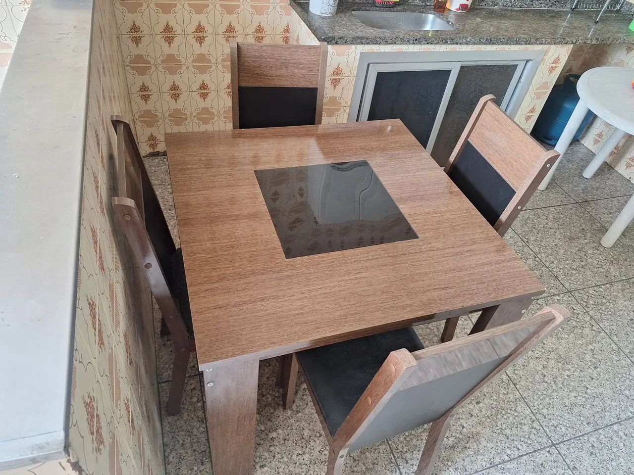 Mesa de madeira com 4 cadeiras 