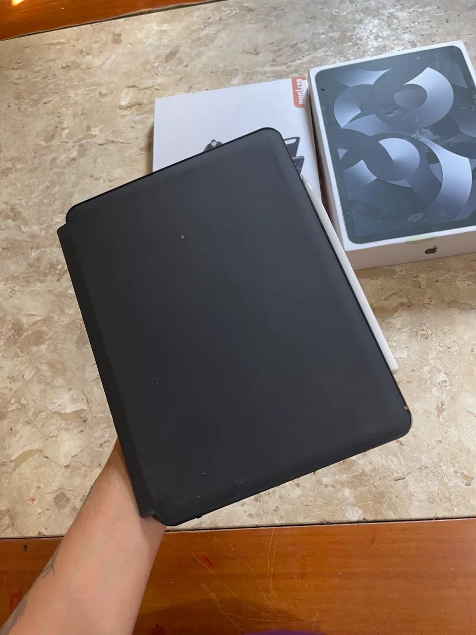 iPad Air 5ª Geração 64GB + Apple Pencil (2ª geração) + Capa Teclado - Foto 2