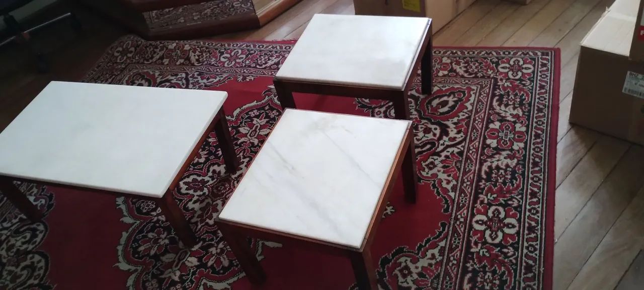 Mesinhas de canto e centro anos 60 em Jacarandá maciço e Mármore