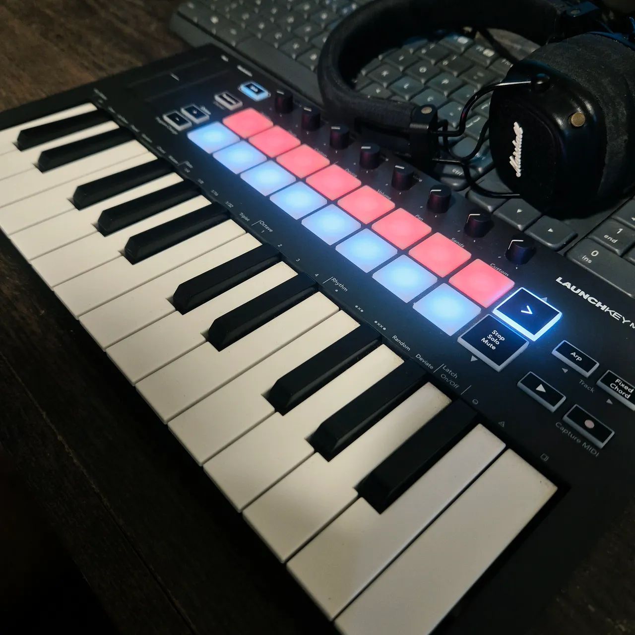 Controlador MIDI Novation Launchkey Mini MK3