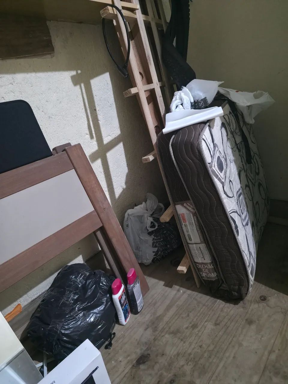 Vendo duas camas de solteiro, com um colchão junto