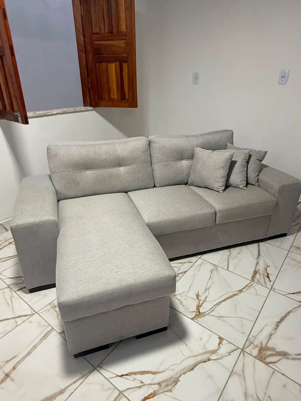 Sofá 2 Lugares com Puff Embutido - Linho Cinza | Novo