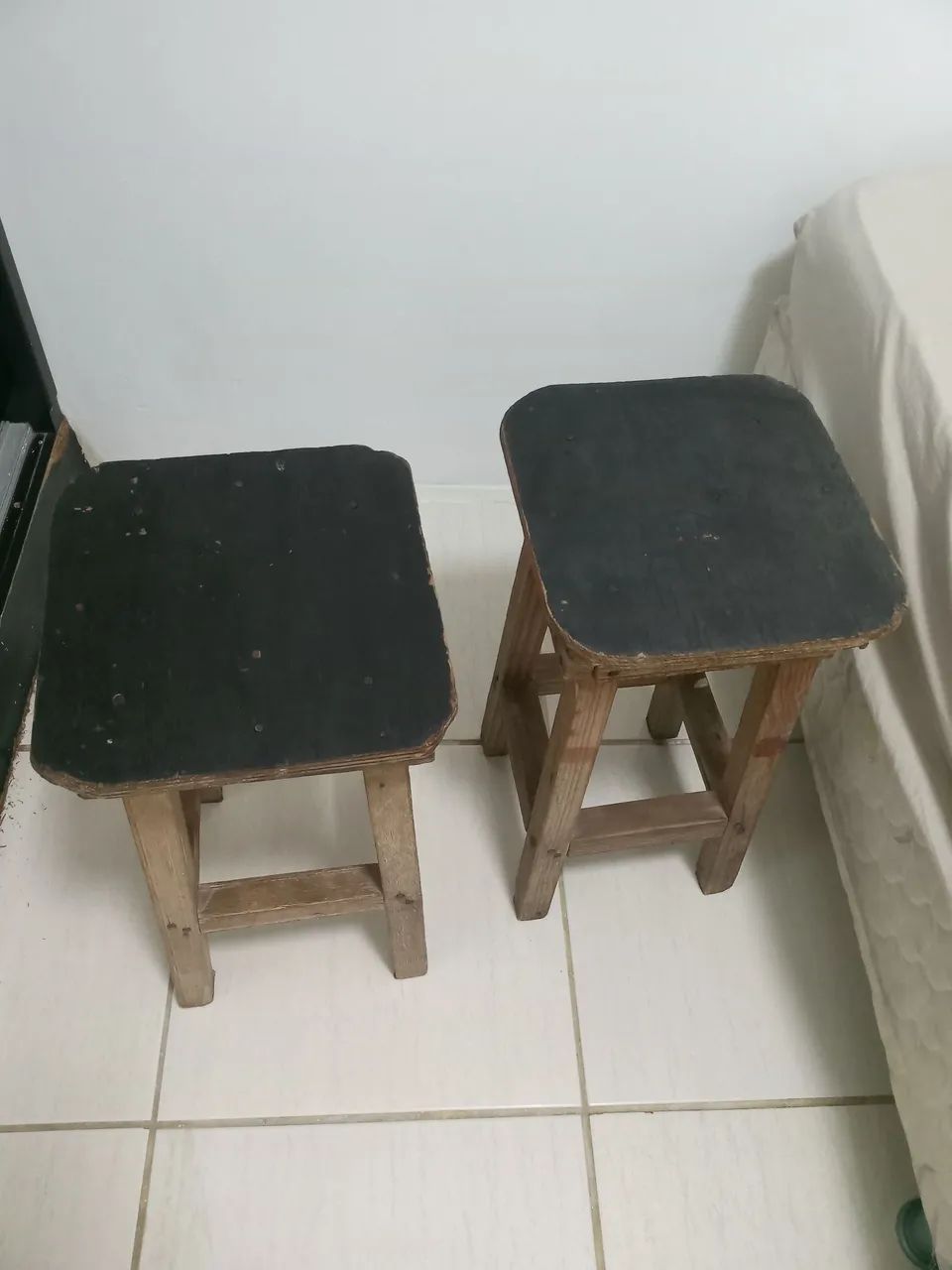 Vendo dois bancos de madeira usado