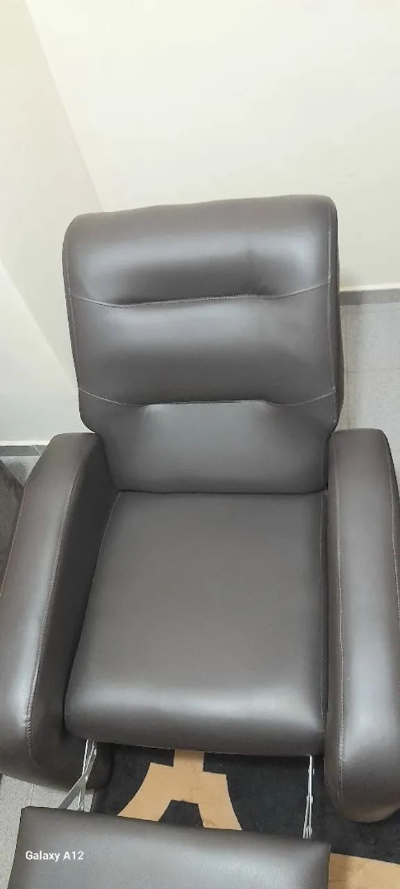 Vendo. Poltrona Reclinável em perfeito estado. Material. Courvim.  Muito confortável. 