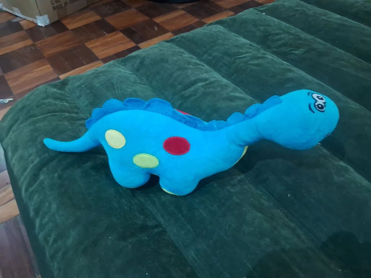 Dinossauro de pelúcia azul