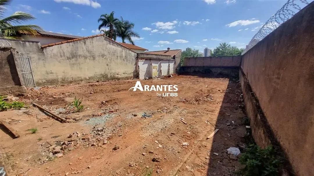 Terreno com 360m² à venda no Saraiva