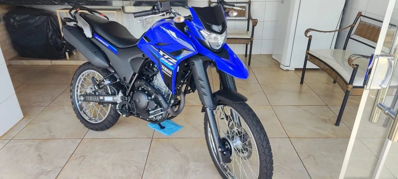 Moto zero sem detalhe.