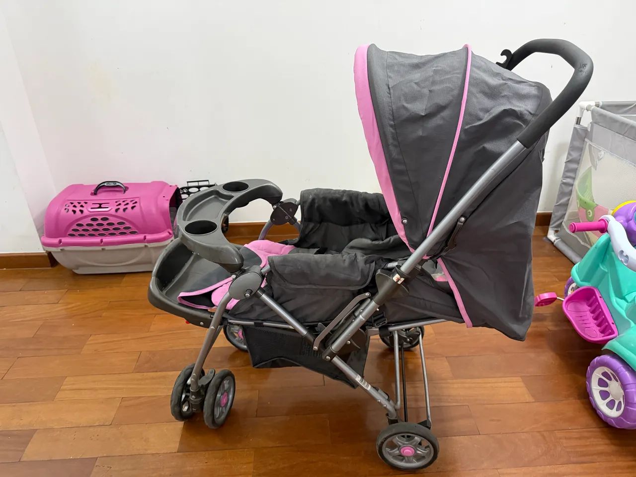 Carrinho de bebê Cosco rosa e cinza - Foto 5